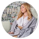 Fotel ogrodowy wiszący Brava biały + szare poduszki Sofotel