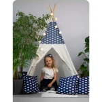 Namiot tipi dla dzieci z girlandą i światełkami - granatowe w chmurki 